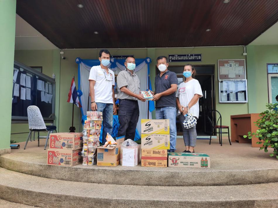 ขอขอบคุณ คุณสมพงษ์ สามเรือนทองและครอบครัว แพปูสมพงษ์ มอบน้ำดื่มและอาหารแห้ง รับมอบโดย นายสุทธิพร ลิ้มสวัสดิ์ รองนายกเทศมนตรีตำบลปากนำ้หลังสวน (1 ภาพ)