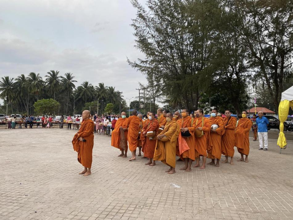 วันขึ้นปีใหม่ 2566 ทำบุญตักบาตร ข้าวสารอาหารแห้ง ณ ชายทะเลปากน้ำหลังสวน