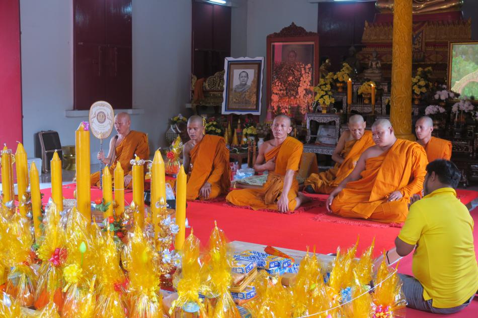 ร่วมขบวนแห่เทียนพรรษา ณ ตลาดปากน้ำหลังสวน เพื่อถวายแด่วัดสว่างมนัสและวัดแหลมสน (6 ภาพ)