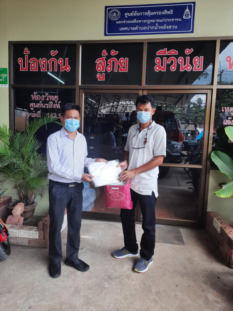 ขอขอบคุณ นายองอาจ ศรีศุภโชค เลขานายกเทศมนตรีตำบลปากนำ้หลังสวน มอบชุด PPE ไห้กับงานป้องกันและบรรเทาสาธารณภัยเทศบาลตำบลปากน้ำหลังสวน รับมอบโดยนายธวัชชัย บรรจงแจ่ม หัวหน้าสำนักปลัดเทศบาล (1 ภาพ)