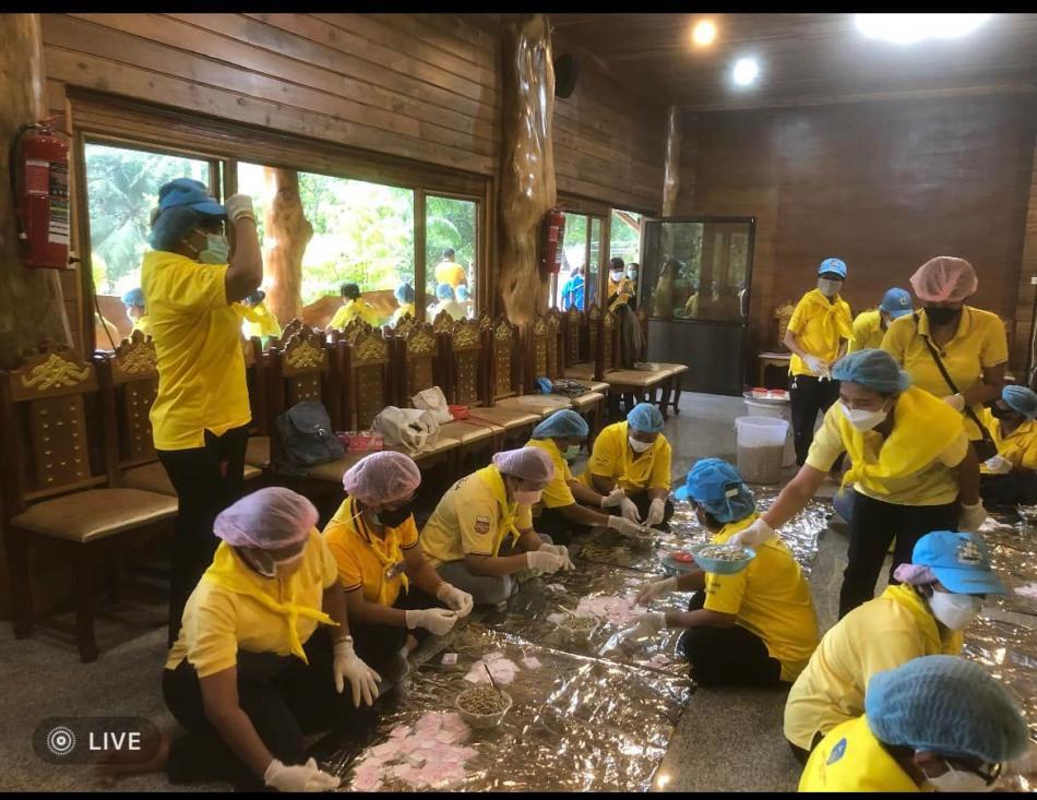 จิตอาสา บรรจุยาสมุนไพร ฟ้าทะลายโจร ณ วัดคีรีวงก์ (วัดน้ำตก)