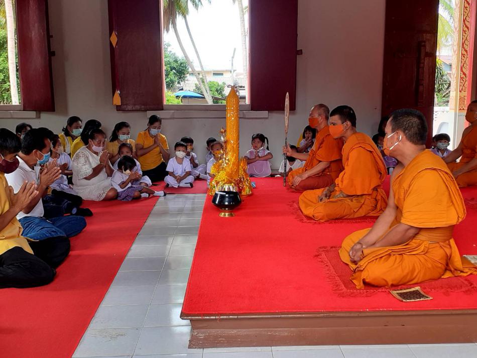 การถวายเทียนพรรษาแด่วัดสว่างมนัสและวัดแหลมสน ต.ปากน้ำ อ.หลังสวน จ.ชุมพร (6 ภาพ)