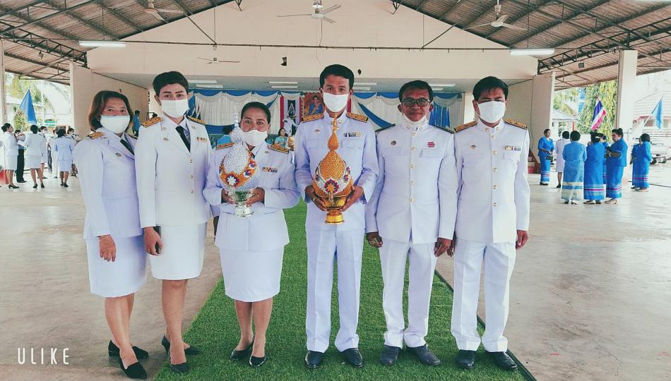 พิธีถวายเครื่องราชสักการะและวางพานพุ่ม และพิธีจุดเทียนถวายพระพรชัยมงคล เนื่องในโอกาสวันเฉลิมพระชนมพรรษา สมเด็จพระนางเจ้าสิริกิติ์ พระบรมราชนีนาถ พระบรมราชชนนีพันปีหลวง วันที่ 12 สิงหาคม 2563 ณ ศาลาเอนกประสงค์เทศบาลเมืองหลังสวน (6 ภาพ)