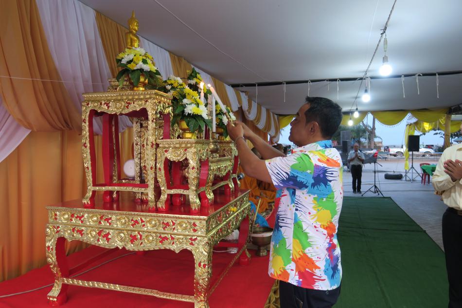 พิธีเจริญพระพุทธมนต์(สวดกลางบ้าน) วันที่ 31 ธันวาคม 2562 ณ ริมเขื่อนกั้นทรายชายเลปากนำ้หลังสวน และกิจกรรมคืนเคาท์ดาวน์ ณ เวทีกลางชายทะเลปากน้ำหลังสวน (6 ภาพ)