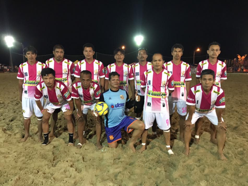 การแข่งขันฟุตบอลชายหาดปากน้ำหลังสวน ครั้งที่ 23 มาติดตามชมกันได้นะเริ่มเวลา 15:30 น. เป็นต้นไป (6 ภาพ)